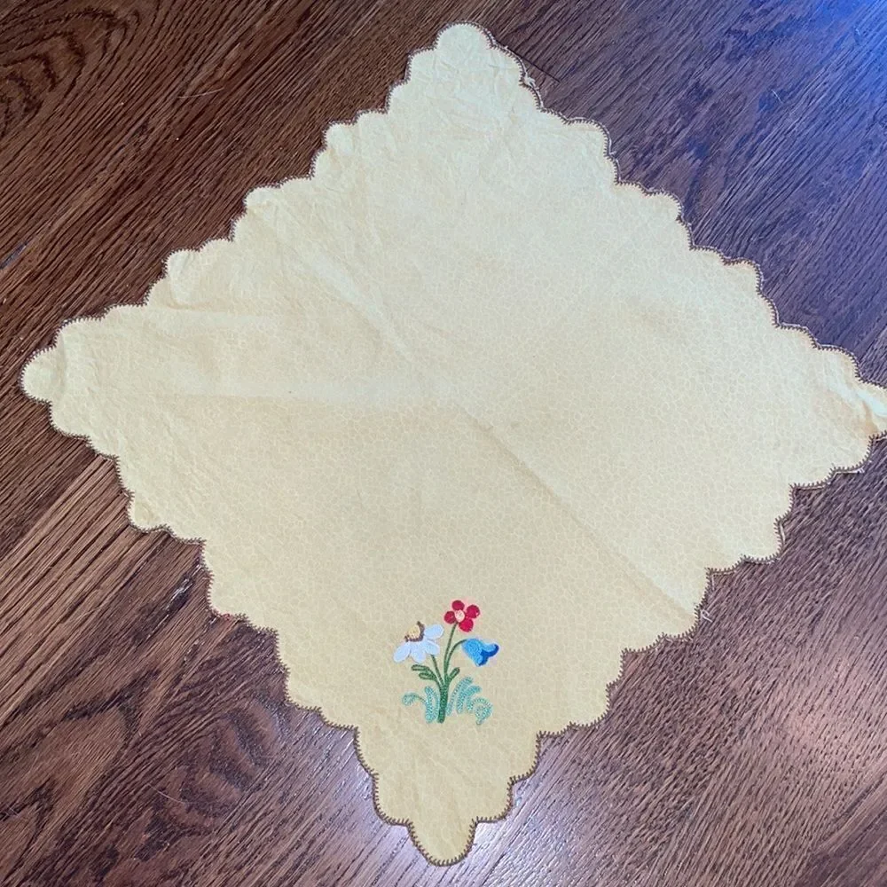 Vintage gold‎ floral embroidered small tablecloth with 4 napkins